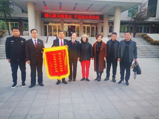 商丘梁园区法院:高效执行暖人心 当事人赠送锦旗表谢意