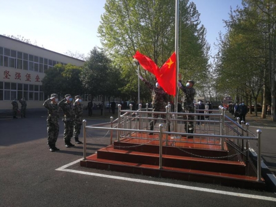 随后,三名护期手迈着整齐的步伐将国旗护送到台阶前,并送至升旗队员手