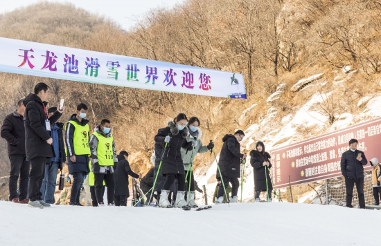 鲁山县:首届抖音英雄联盟大会暨滑雪节在天龙池滑雪场